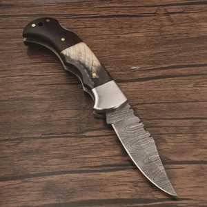 Couteau de poche pliant artisanal de qualité supérieure en acier Damas avec manche en bois et corne, pour le camping en plein air, personnalisable avec étui - Product Image 1