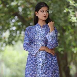 Robe courte imprimée à la main indienne pour femmes Robe d'été décontractée en coton Robe longue courte de style boho Tissu naturel à la taille - Product Image 1