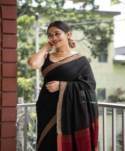 Sari de Seda Negra con Borde Rojo Anaranjado, Prenda Tradicional India para Mujer, Estilo Casual, para Todas las Temporadas, Largo hasta el Suelo - Product Image 4
