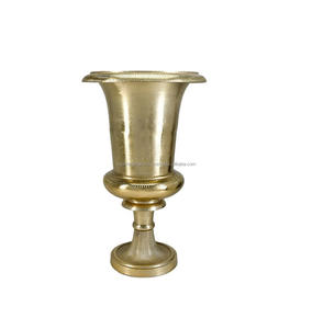 Vase à fleurs décoratif classique en métal, adapté aux thèmes intérieurs intemporels, aux proportions équilibrées et aux détails raffinés - Product Image 4