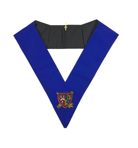 Collar Azul Royal de Terciopelo Pursuivant con Ribete Plateado, Soporte para Joyas Bordado a Mano y Cierre de Gancho Ajustable - Product Image 1