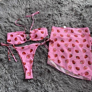 Ensemble de bikini imprimé fraises pour femme, haut dos croisé et bas à nouer sur les côtés, en Spandex et Polyester, Vêtements de bain, Vente en gros - Product Image 6