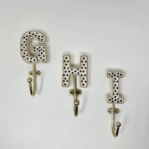 Crochet mural en métal blanc fait main, design alphabet, parfait pour une installation murale facile et une utilisation à long terme, vente en gros depuis l'Inde - Product Image 2