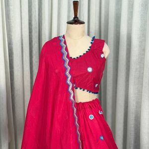 Lehenga Choli rose en soie Vichitra brodée, entièrement cousu, avec dupatta, fabriqué par Royal Export. - Product Image 6