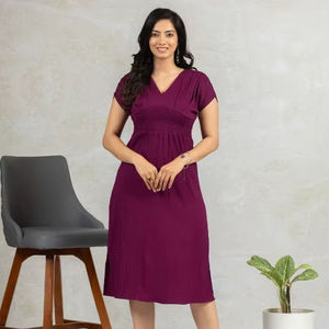 เดรสยาวปานกลางคอวีลายดอกไม้สำหรับฤดูร้อน แขนสั้นผูกเชือก เป็นมิตรกับสิ่งแวดล้อม ระบายอากาศได้ดี - Product Image 1