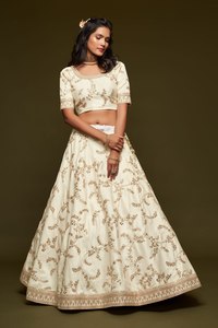 Lehenga Choli en soie artisanalement brodée de fil blanc avec dupatta en filet, robe de style Banarasi pour mariage - Product Image 2