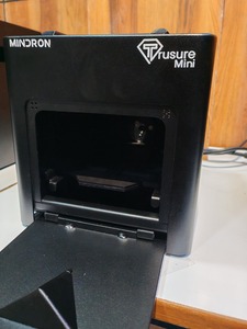 Le Trusure Mini est une machine portable d'authentification des diamants conçue pour une détection rapide et précise des diamants CVD et HPHT. - Product Image 1