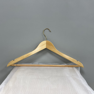 Cintres en bois de pin en gros, faible MOQ, taille standard (44,5 cm), multifonctionnels et durables, fabriqués au Vietnam - Product Image 1