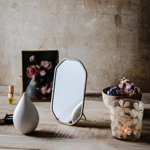Miroir de courtoisie contemporain en métal avec forme d'arche facetée et support sur chevalet pour coiffeuse et salle de bain - Product Image 3