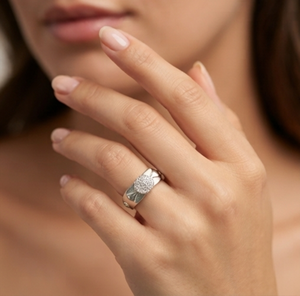 DIVYORO SIGNATURE <b>CIRCLE</b> MOTIF <b>RING</b> - Product Image 4