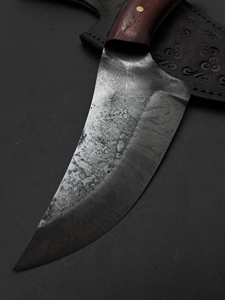 Cuchillo de caza y camping de hoja fija, de acero forjado, con filo parcialmente dentado, mango de madera y funda de cuero, duradero. - Product Image 4