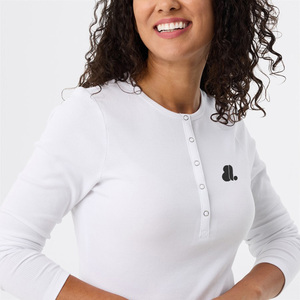 T-shirt blanc à manches courtes pour femme, col rond, boutons sur le devant, logo, design minimaliste, coupe classique, coton biologique, non tissé, respectueux de l'environnement - Product Image 6