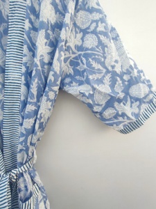 Kimono de algodón con estampado de flores en azul claro | Bata de algodón hecha a mano |   Ropa de estar por casa de algodón estampada - Product Image 4