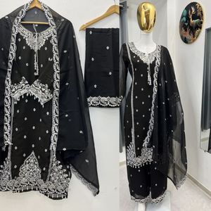 Conjunto de traje Sharara con bordado de lentejuelas de 5 mm Heavy Crush, con top y Sharara completamente cosidos, y Dupatta con forro interior de microalgodón de diseño. - Product Image 2