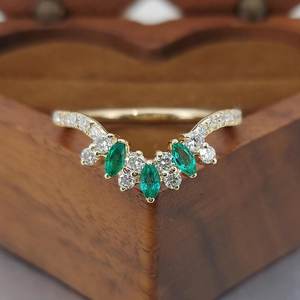Anillo de Diamantes Redondos Brillantes Cultivados en Laboratorio con Certificación IGI de Oro Amarillo de 14K con Piedras Laterales Verdes de 0.9CT VS1 Color F, Anillo de Lujo para Mujer - Product Image 3