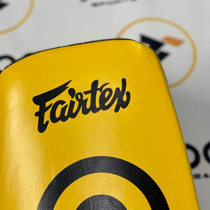 แผ่นรองเตะฝึกซ้อม Fairtex สีเหลืองดำ แบบโค้ง คุณภาพพรีเมียม ผลิตตามสั่ง ทำจากหนังแท้ สำหรับคิกบ็อกซิ่ง - Product Image 3