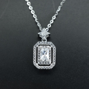 Collar de Plata 925 con Dije de Moissanita Corte Esmeralda y Diamantes Finos para Mujer - Product Image 1