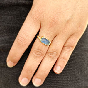 Anillo ligero de jade azul con corte rectangular acolchado, ajustable, chapado en oro de 18k, joyería de latón al por mayor, anillo apilable para uso diario. - Product Image 5