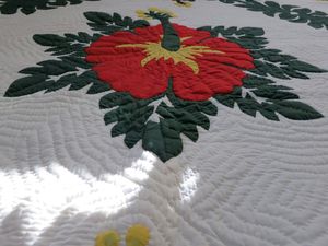 Magnifiques couvertures hawaïennes Kantha faites à la main, à motifs floraux rouges, 100 % coton, pour la maison, la décoration de lits d'hôtel. - Product Image 3