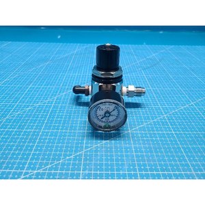 Régulateur de précision pneumatique SMC SR3100-02, utilisé comme pièce détachée pour équipement semi-conducteur d'occasion - Product Image 6