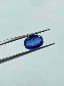 พลอยไคยาไนต์ธรรมชาติคุณภาพสูง สีน้ำเงินเข้ม รูปทรงวงรี ขนาด 7x10 มม. น้ำหนัก 2.70 กะรัต แบบเม็ดเดี่ยว สำหรับทำเครื่องประดับ - Product Image 4