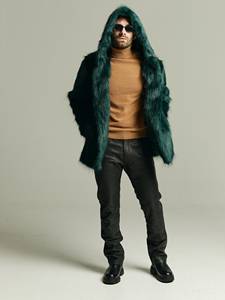Sweat à capuche vert en fausse fourrure pour homme, coupe oversize, décontracté, pour l'hiver, avec pull en tricot marron et pantalon en cuir noir - Product Image 2