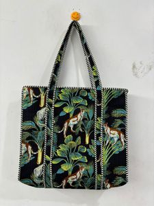 Bolso Tote Acolchado Pequeño de Algodón Hecho a Mano con Estampado Floral, Ecológico, con Logotipo Personalizado, Estilo Primavera-Verano, con Cierre, al Mejor Precio - Product Image 2