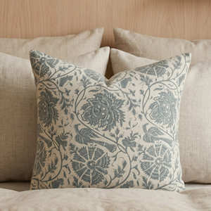 Housse de coussin décorative traditionnelle indienne à motifs floraux marron, style farmhouse pour salon - Product Image 4