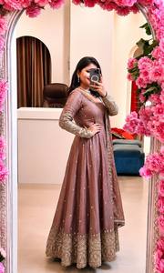 Ensemble de robe Anarkali longue pour femmes, style traditionnel indien et pakistanais, en soie froissée, imprimé numérique, avec dupatta brodé, idéal pour les mariages - Product Image 5