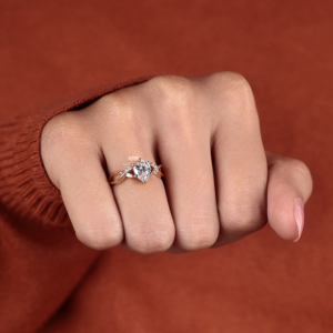 Anillo de compromiso con diamante cultivado en laboratorio de corte pera inspirado en la naturaleza, con piedras laterales marquesa y vástago retorcido, joyería nupcial de oro de 14K - Product Image 6