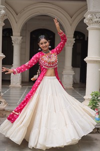 Collection de Lehenga Choli traditionnels indiens pour femmes, design ethnique, imprimé Bandhani, style Kutchi, pour occasions spéciales. - Product Image 2