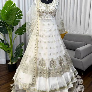 Tenue ethnique indienne et pakistanaise de créateur, ensemble Kurti moderne, Lehenga de mariée, robe Anarkali, tenue de soirée en tulle doux et lourd, Ramdev Trading OEM - Product Image 1