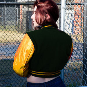 Chaqueta Corta Estilo Universitaria para Mujer, Color Verde Oscuro y Amarillo, Estilo Bomber, Mangas de Cuero Sintético, Ropa Exterior Informal, Moda Femenina - Product Image 5