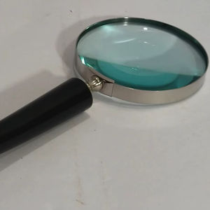 Loupe en métal à finition naturelle avec poignée en corne pour la lecture de livres - Product Image 1