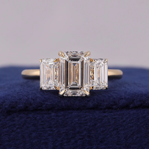 Anillo de compromiso con diamante de corte esmeralda para mujer, estilo clásico, oro amarillo, diamantes cultivados en laboratorio con certificación IGI - Product Image 1