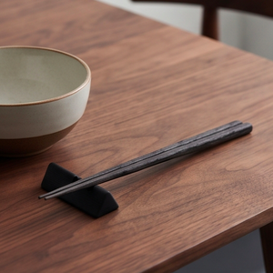 Repose-cuillère en bois noir écologique, parfait pour la cuisine et la table - Product Image 6