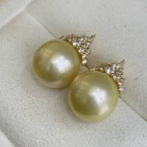 Pendientes Colgantes Finos Cherati Lace con Perlas Negras Naturales de 9-10 mm, Nueva Boutique, Tela Plateada, Caja de Regalo Texturizada Resistente - Product Image 2