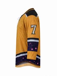 Camiseta de hockey sobre hielo personalizada en amarillo dorado, uniforme de práctica sublimado con mascota de mapache galáctico, ropa deportiva transpirable de malla con cordones. - Product Image 3