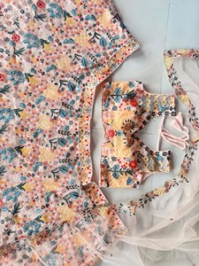 เลเฮนกาโชลีสีชมพูอ่อนสุดฮิต ดีไซน์เนอร์ ชุดเสื้อเชิลลีแบบไม่มีแขนปักลาย พร้อมกางเกงทรงบานพิมพ์ลายดอกไม้ ผ้าคลุมไหล่เนื้อนุ่ม 3 ชิ้น - Product Image 3