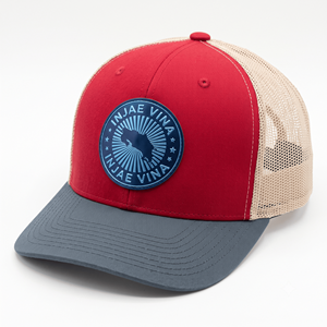Gorra Trucker de 6 Paneles con Visera Gris, Malla Roja y Beige, Parche de Cuero Redondo con Logotipo en Relieve Personalizado OEM, Cierre a Presión, para Hombre - Product Image 1