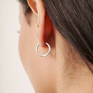 Pendientes de aro tipo huggie de plata de ley 925 con zafiros naturales multicolor, muy vendidos, para mujer, joyería minimalista para uso diario. - Product Image 4
