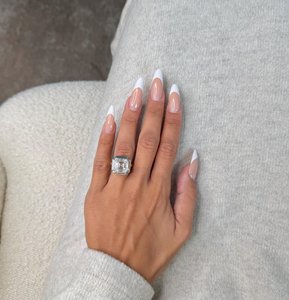 Bague de fiançailles et de mariage en or 18 carats avec diamant de laboratoire taille Asscher de 10 carats pour femme |   Bijoux de Mariage de Luxe Certifiés IGI - Product Image 3