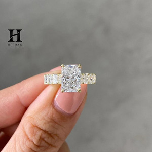 แหวนหมั้นเพชรทรงเรเดียนท์คัทสุดหรู ผลิตในห้องปฏิบัติการ ทองคำขาว 18K ประดับด้วยวงแหวนแบบซ่อนรอบเพชร สำหรับผู้หญิง - Product Image 6