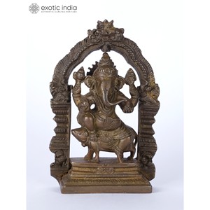 Pequeña estatua de 5 \ "Chaturbhuja Lord Ganesha sentada en Mushak con escultura de latón Kirtimukha Arch - Product Image 1
