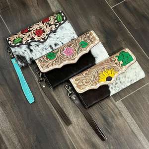 Cartera de Cuero Vacuno con Diseño Floral, Hecha a Mano, con Correa de Muñeca Extraíble, Perfecta para Uso Diario - Product Image 5