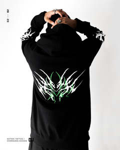 Sudadera con Capucha Negra Unisex ZAMS, Corte Regular, Colección Streetwear Techwear, Diseño con Bolsillo Frontal, Ropa de Invierno, Algodón Lavado con Ácido - Product Image 3
