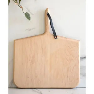 Planche de service en bois rectangulaire au design minimaliste, durable, avec poignée et sangle en cuir - Product Image 1