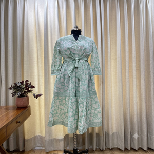 Robe trapèze longue à volants en coton 100% vert imprimé au bloc à la main, style indien, avec ceinture à nouer assortie pour femme - Product Image 4