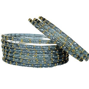 Ensemble de bracelets en verre goutte de pluie de qualité supérieure avec finition brillante, élégants bracelets traditionnels pour les mariages et les occasions festives, en vente - Product Image 1