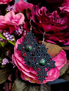 Boucles d'oreilles pendantes artisanales vintage en macramé noir avec rubis zoïsite, style bohème chic, pour soirée, avec cabochon en anyolite, bijoux en pierres précieuses, vente en gros - Product Image 4